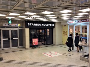 北海道札幌市の地下鉄すすきの駅で、地下鉄出口とイトーヨーカドーの入口が並んで見える写真